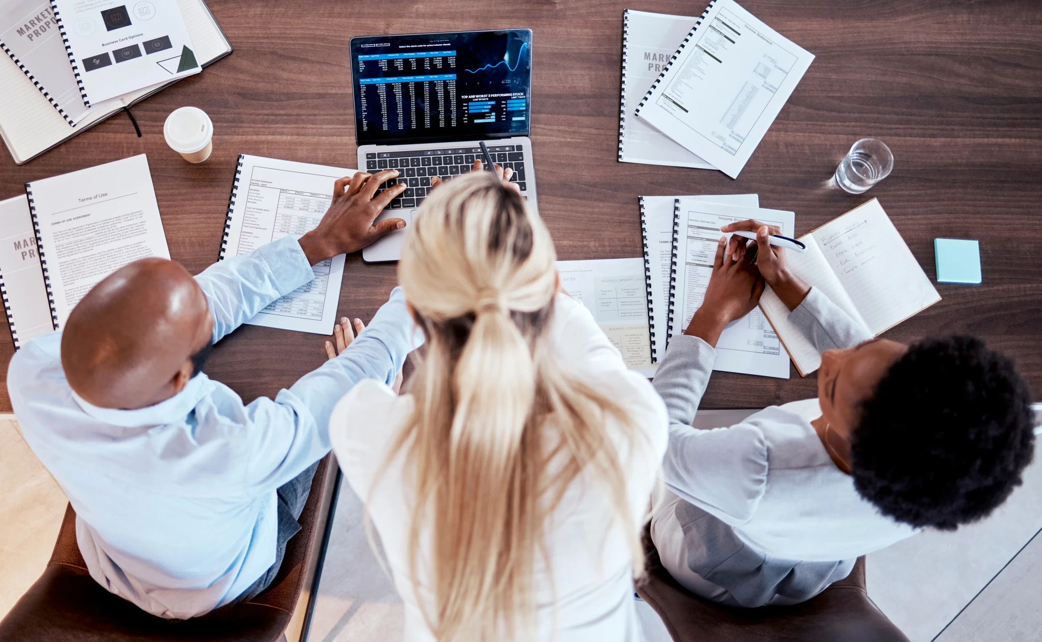 oeth-collaboration-finance-equipe-vue-dessus.webp oeth-collaboration-finance-equipe-vue-dessus.webp